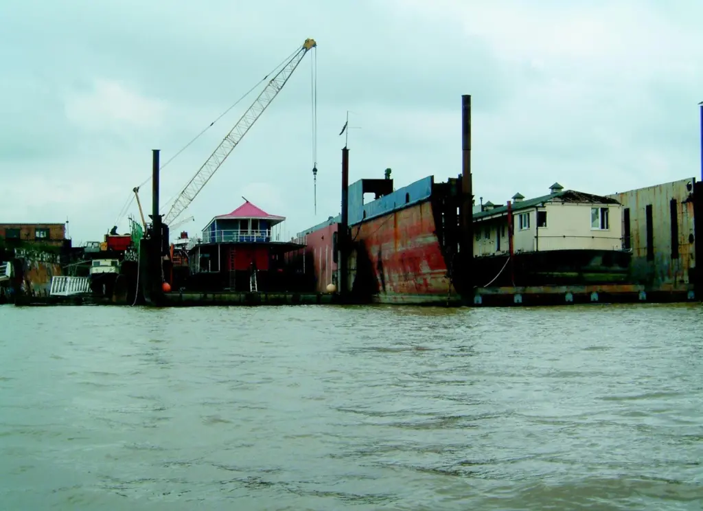 The Mayor of Londons new report recommends the safeguarding of more River Thames wharves for commercial marine use.
