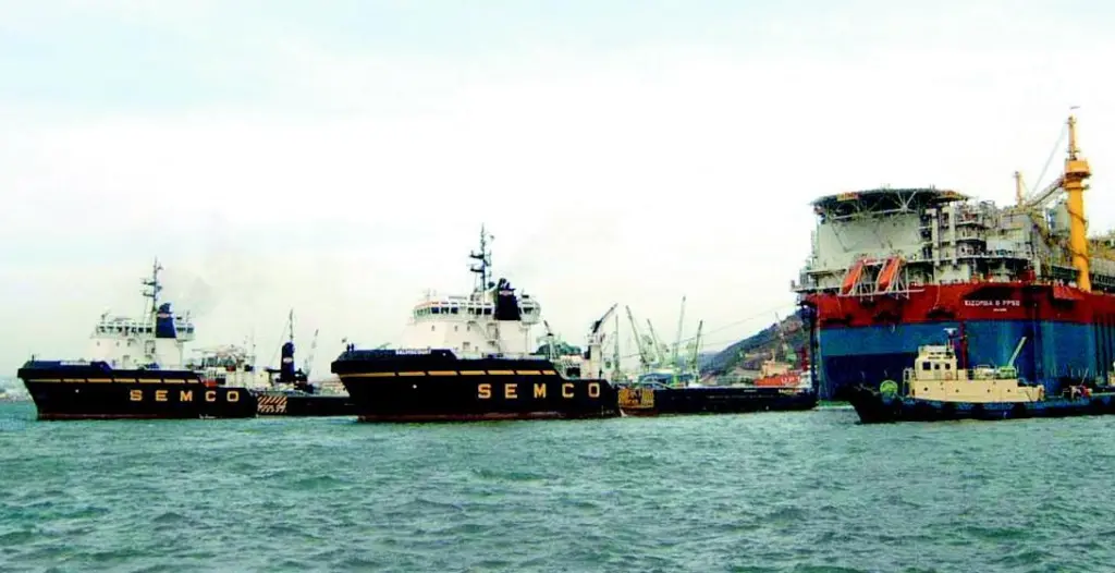 Tugs from the Semco fleet leave Korea with the Kizomba B - FPSO.