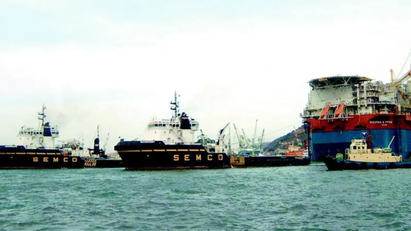 Tugs from the Semco fleet leave Korea with the Kizomba B - FPSO.