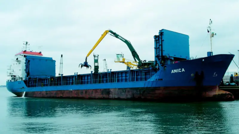 The first Sennebogen 870R material handler in a UK port is seen at work unloading scrap in Poole Harbour.