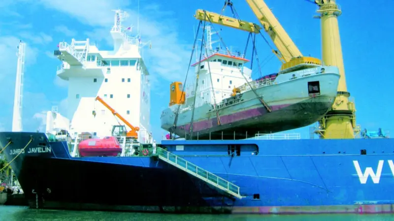 The Jumbo Javelin made light work of lifting the Sri Lanka Port Authoritys dredger back into the water.