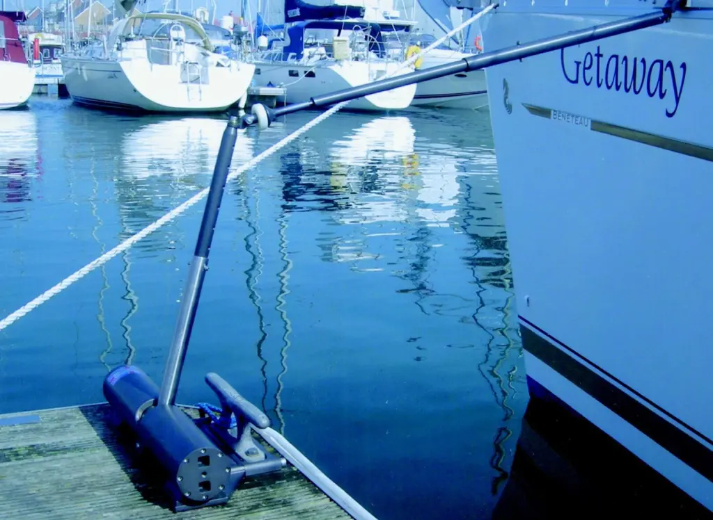 The Epor system consists of a horizontal IGS gas spring connected to a vertical pivoted arm which is mounted on the pontoon.