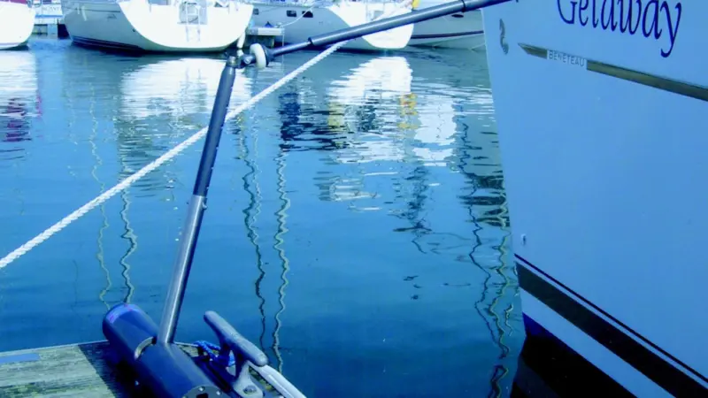The Epor system consists of a horizontal IGS gas spring connected to a vertical pivoted arm which is mounted on the pontoon.
