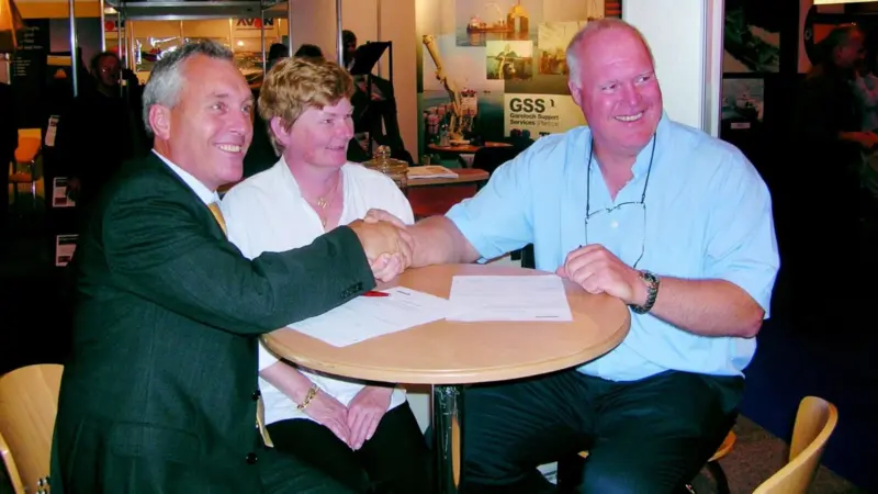 Jos van Woerkum, (left) managing director of Damens Hardinxveld yard signs the letter of intent with Wendy and Jack van Dodewaard of Herman Sr. B.V. at Seawork 2005.