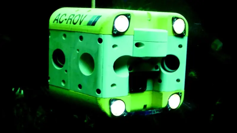 The easy to operate AC-ROV was very popular with potential customers in the Seawork 2005 quayside demonstration tank.