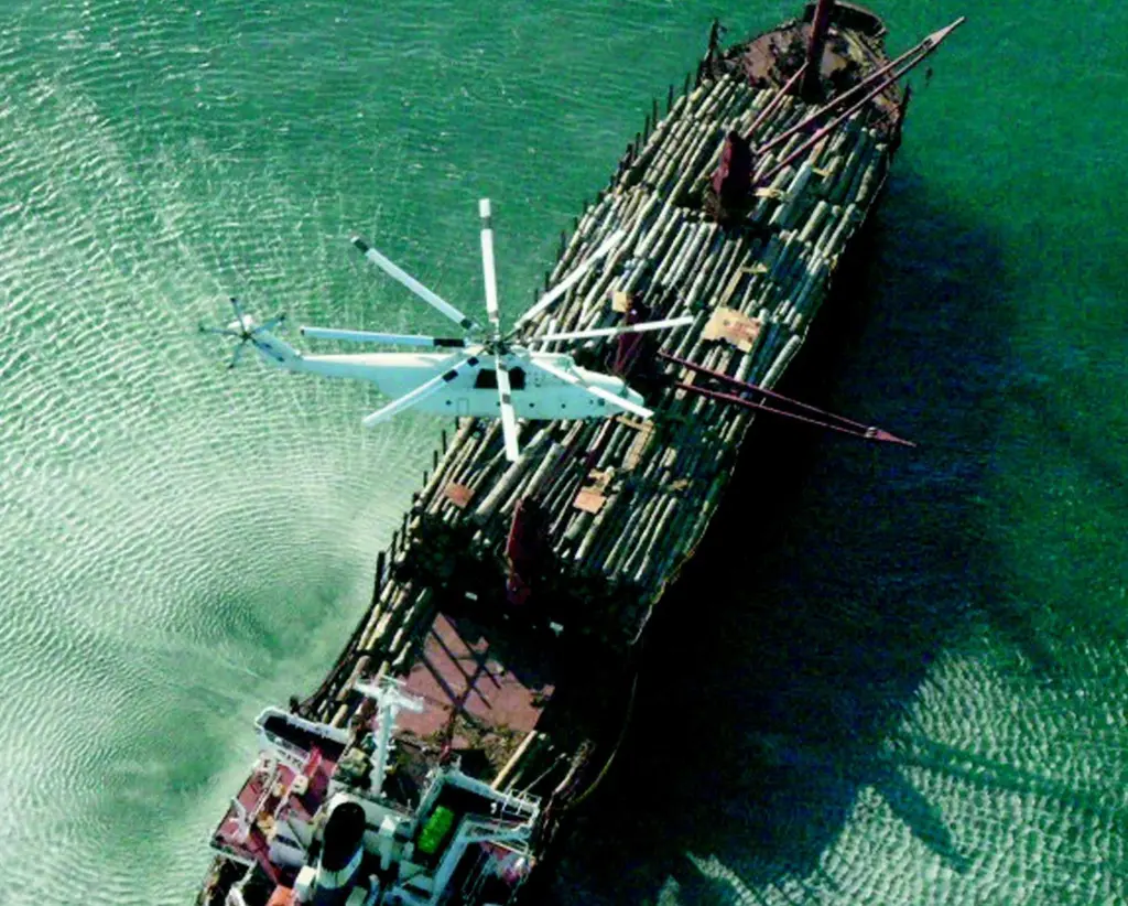 The worlds most powerful helicopter removes logs from the grounded bulker Kiperousa.