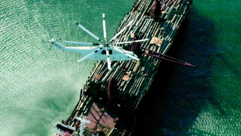 The worlds most powerful helicopter removes logs from the grounded bulker Kiperousa.