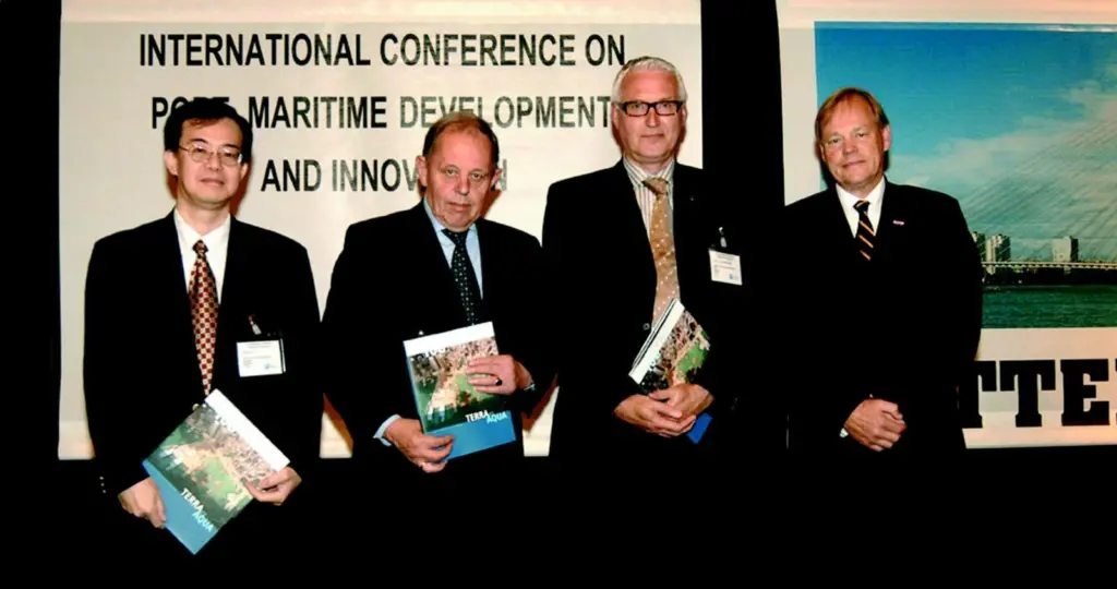 International dignitaries receive the first copies of the 100th issue of Terra et Aqua.