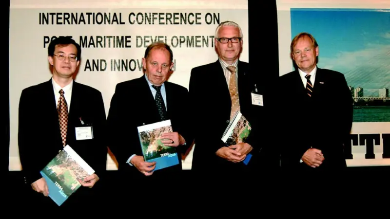 International dignitaries receive the first copies of the 100th issue of Terra et Aqua.