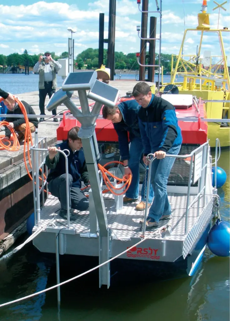 00_39658_Innomar_Technologie_engineers_fit_a_trio_of_transducers_for_Baltic_Sea_trials_of_the