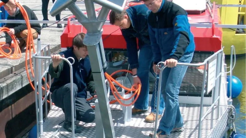 00_39658_Innomar_Technologie_engineers_fit_a_trio_of_transducers_for_Baltic_Sea_trials_of_the