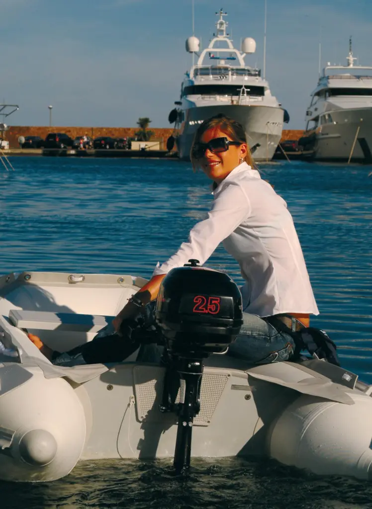 00_40848_Weighing_in_at_just_13_kg2C_Suzukis_new_outboard_will_power_a_small_RIB