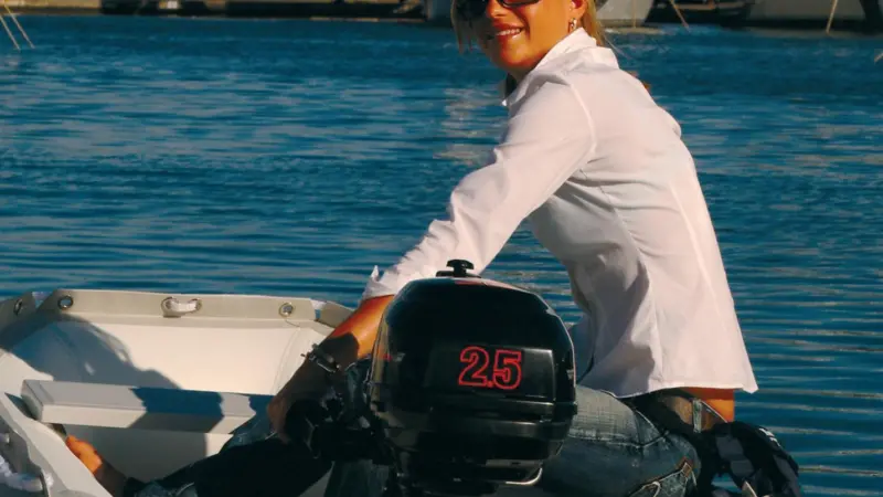 00_40848_Weighing_in_at_just_13_kg2C_Suzukis_new_outboard_will_power_a_small_RIB