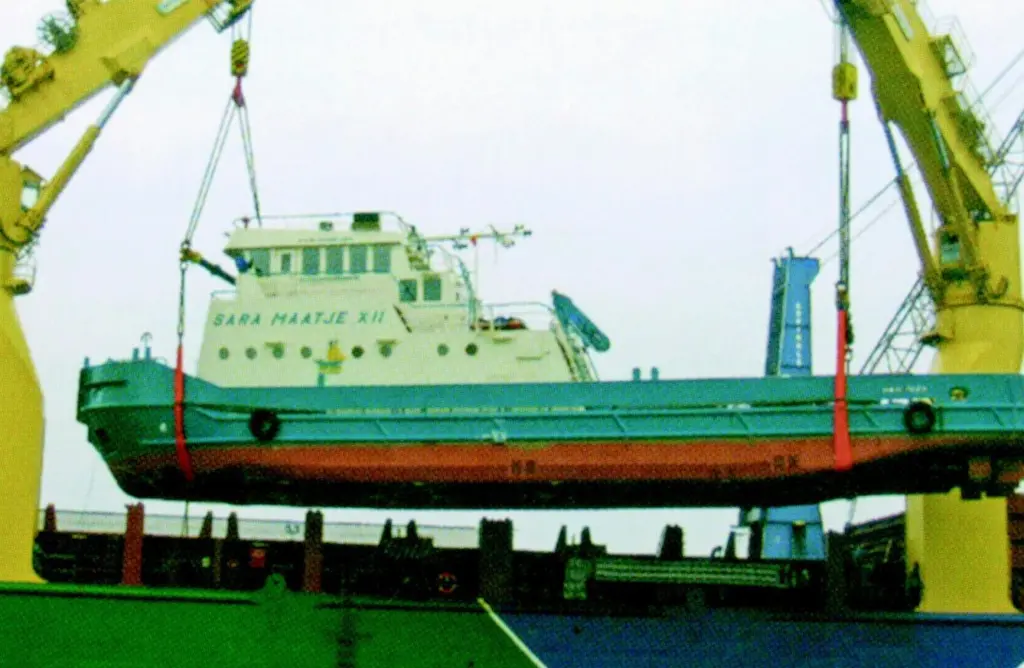 Sara Maatje XII is loaded onto a heavy lift vessel in Antwerp.