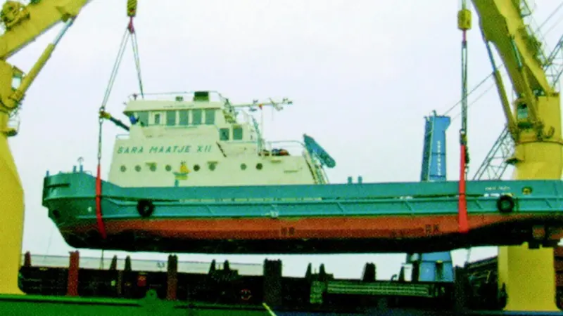 Sara Maatje XII is loaded onto a heavy lift vessel in Antwerp.