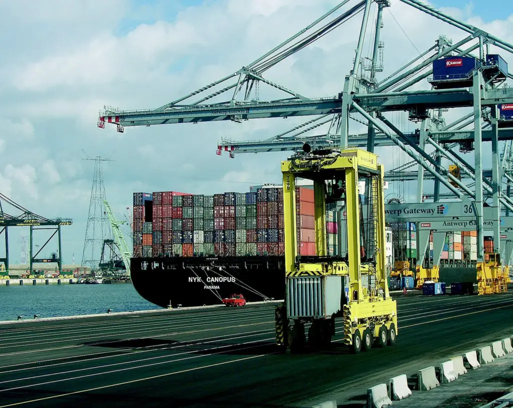 Kalmar has signed a full service contract for straddle carriers at the Antwerp Gateway terminal operated by current takeover target P&O Ports.