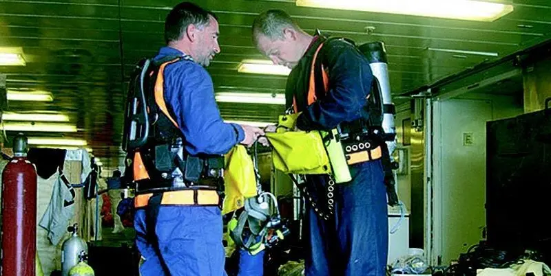 Hydrex diver technicians prepare for a seal replacement.
