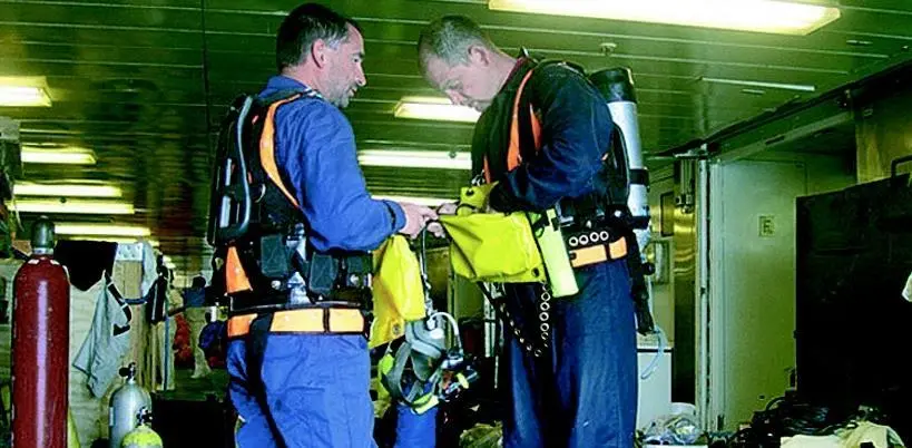 Hydrex diver technicians prepare for a seal replacement.
