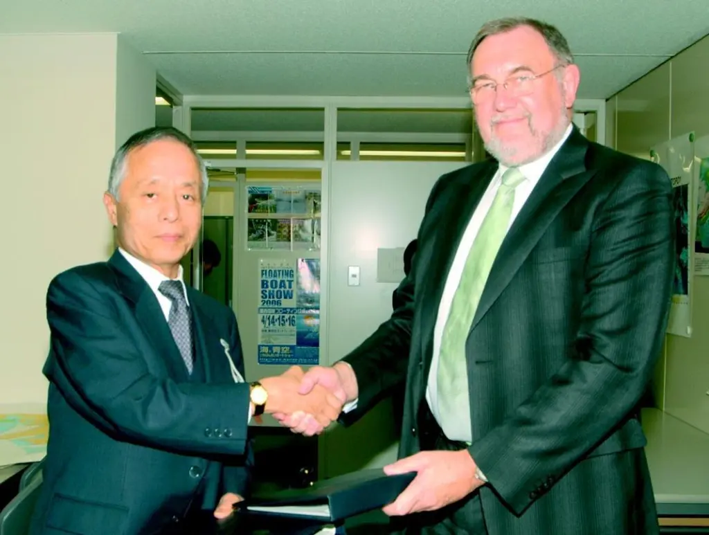 Japanese Hydrographic Association president Osamu Owada and UKHO chief executive Dr Wyn Williams confirm their collaboration agreement.