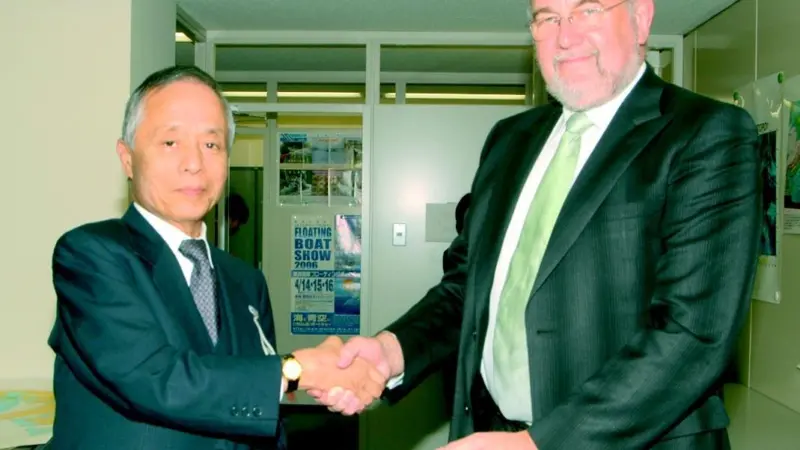 Japanese Hydrographic Association president Osamu Owada and UKHO chief executive Dr Wyn Williams confirm their collaboration agreement.