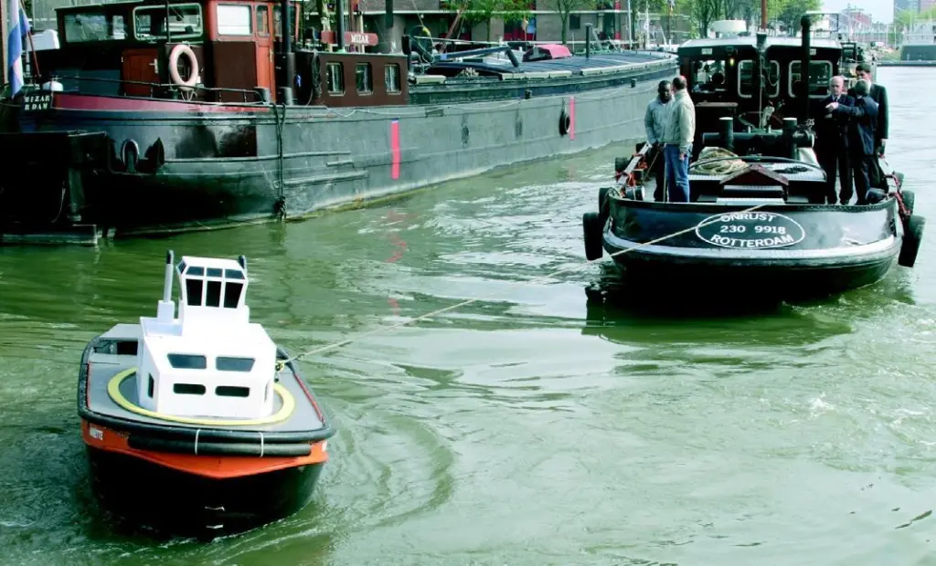 A 4m manned model tug with a DOT system tows a full size tug through the Rotterdam canal system.