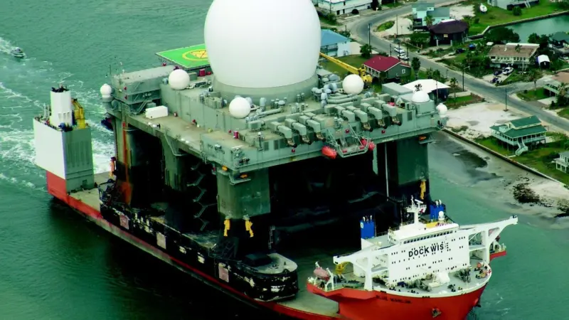 Blue Marlin demonstrates the capabilities of the Dockwise fleet.