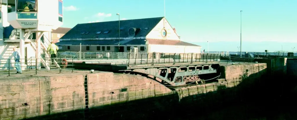 Hulls Wellington Street Bridge, showing one leaf recessed into the lock wall.