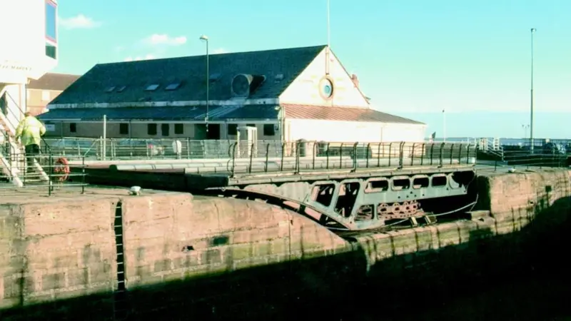 Hulls Wellington Street Bridge, showing one leaf recessed into the lock wall.