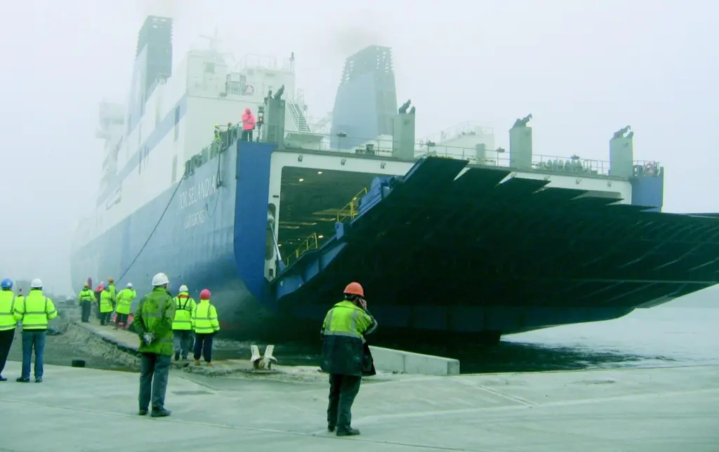 The European Commission would like ports to install shore-side electrical power for ships in order to reduce emissions from vessels in ports.
