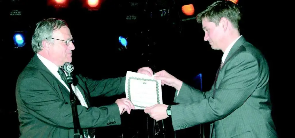 Neville Burt of CEDAs Environmental Steering Committee presents the Best Paper Award to Jan Vandenbroeck of Dredging International.