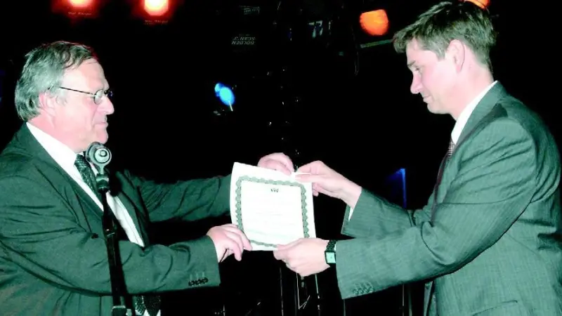 Neville Burt of CEDAs Environmental Steering Committee presents the Best Paper Award to Jan Vandenbroeck of Dredging International.