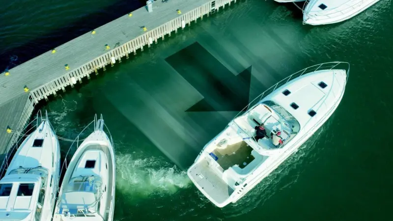 The IPS Joystick eases manoeuvring in confined quarters.