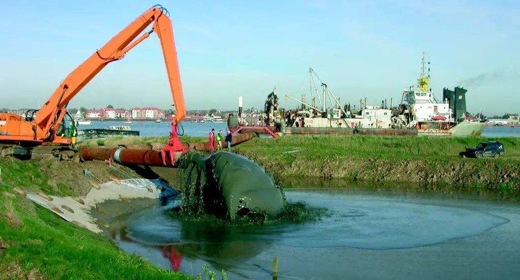 Scaldis to connect up to the discharge pipe that ran for up to 2km inside the site. The mud is pumped in to raise land levels before breaching the old seawall.