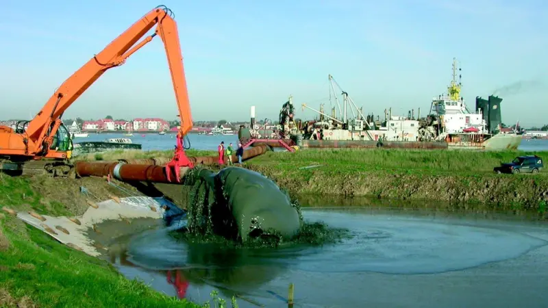 Scaldis to connect up to the discharge pipe that ran for up to 2km inside the site. The mud is pumped in to raise land levels before breaching the old seawall.