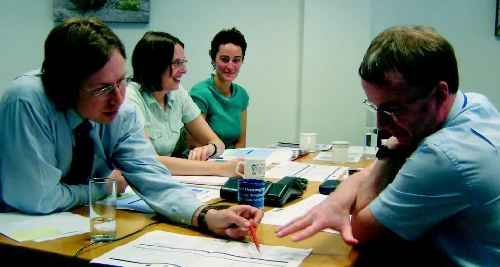 Members of the ABPmer team conduct interviews.