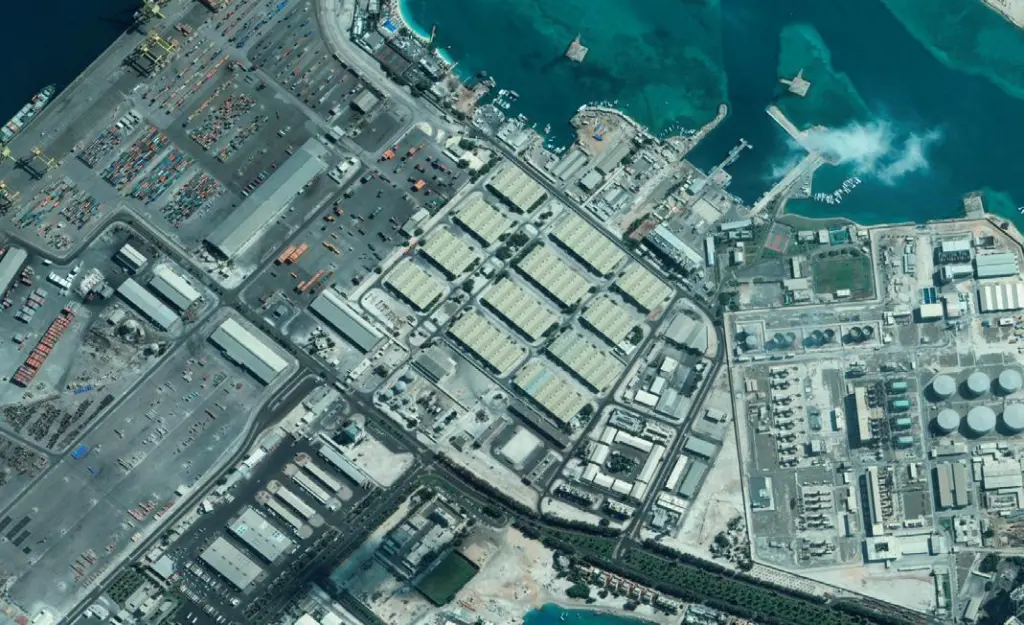 00_39300_Current_Abu_Dhabi_port_facilities_are_constrained_by_the_surrounding_city