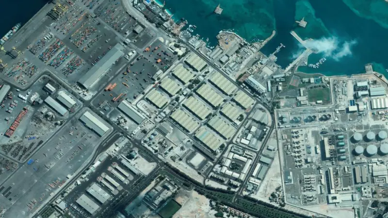 00_39300_Current_Abu_Dhabi_port_facilities_are_constrained_by_the_surrounding_city