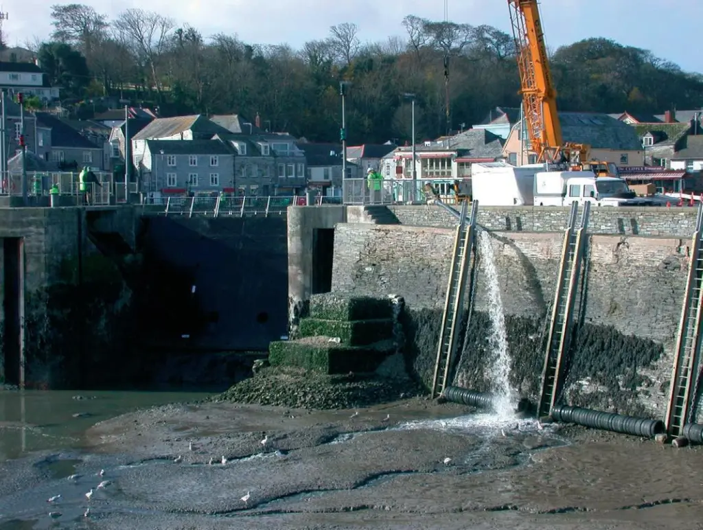00_40138_The_harbour_walls_at_PADSTOW