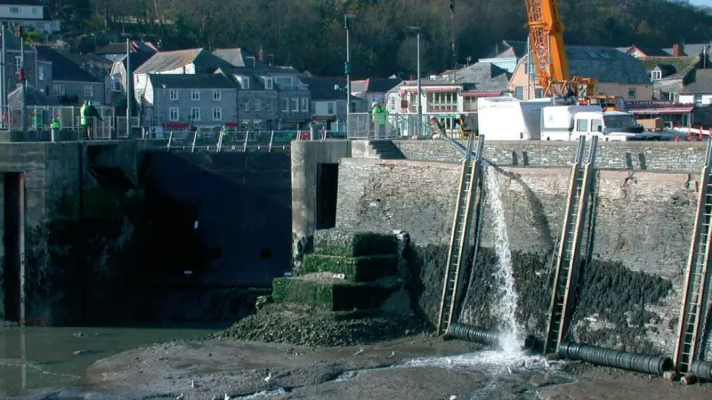 00_40138_The_harbour_walls_at_PADSTOW