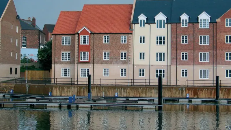 00_42562_The_pressure_for_residential_development_of_waterfront_locations
