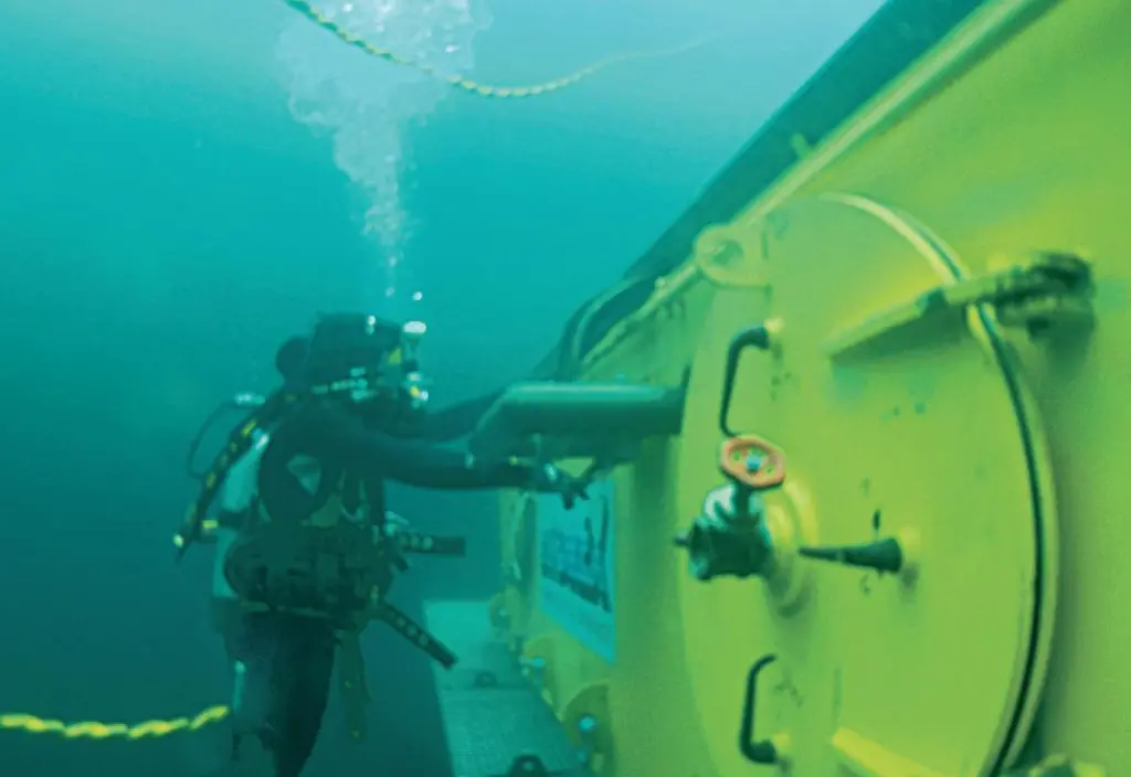 00_41513_A_diver_prepares