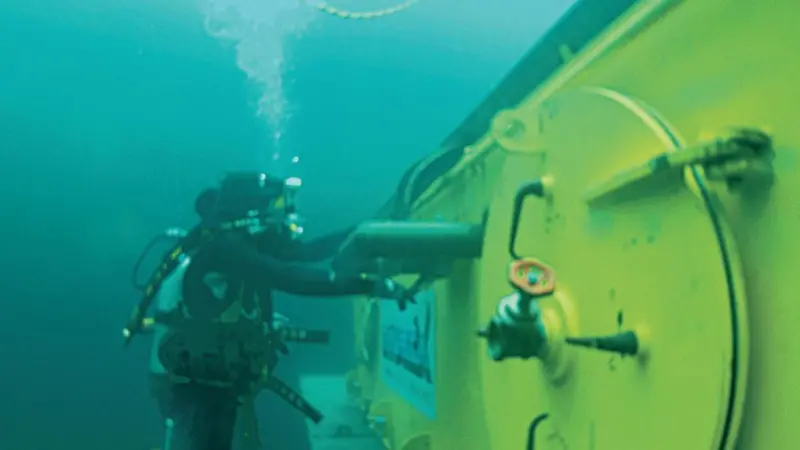 00_41513_A_diver_prepares