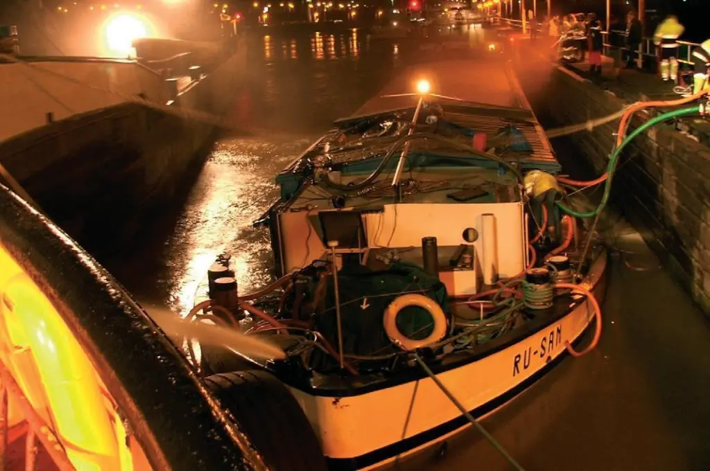 00_41913_Salvors_work_through_the_night