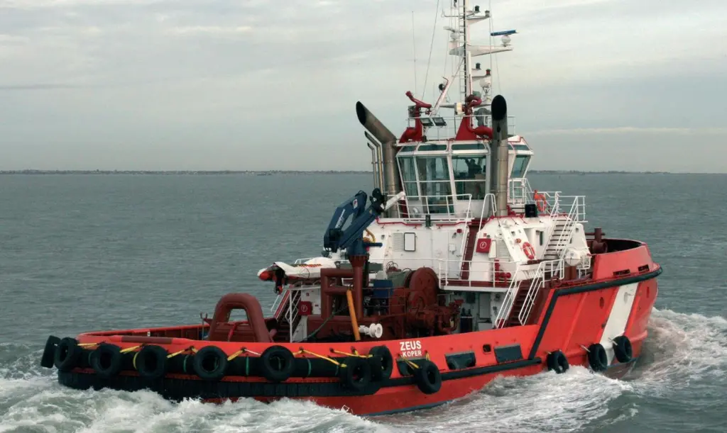 The powerful Voith tractor 'Zeus' in on charter in the Medway.