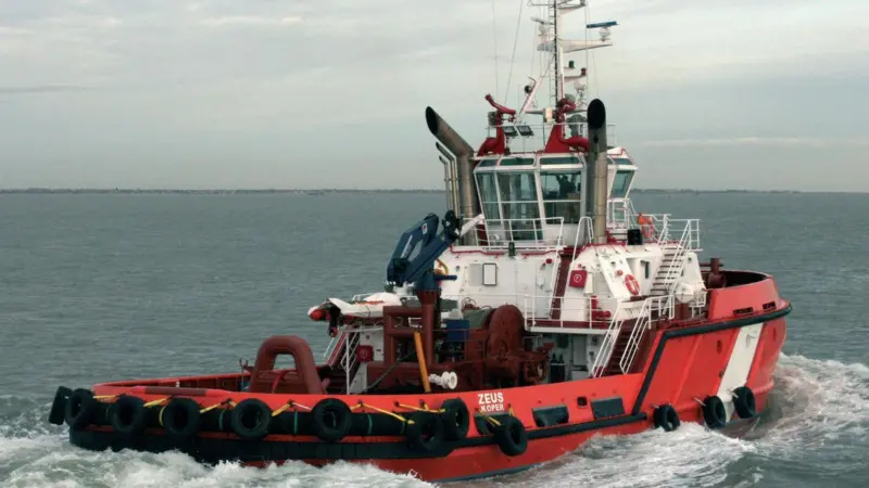 The powerful Voith tractor 'Zeus' in on charter in the Medway.