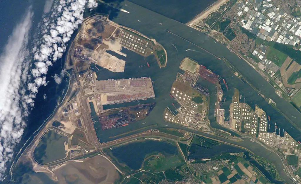 00_39488_Europes_busiest_port