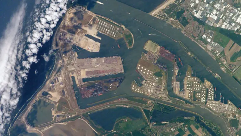 00_39488_Europes_busiest_port