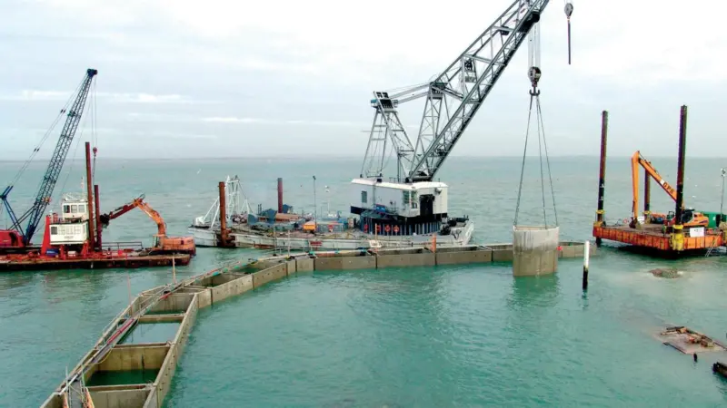 00_39919_A_200_ton_crane