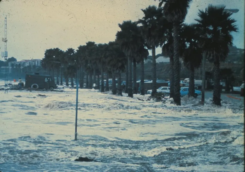 00_42712_08_News_Flood