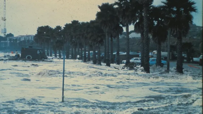 00_42712_08_News_Flood